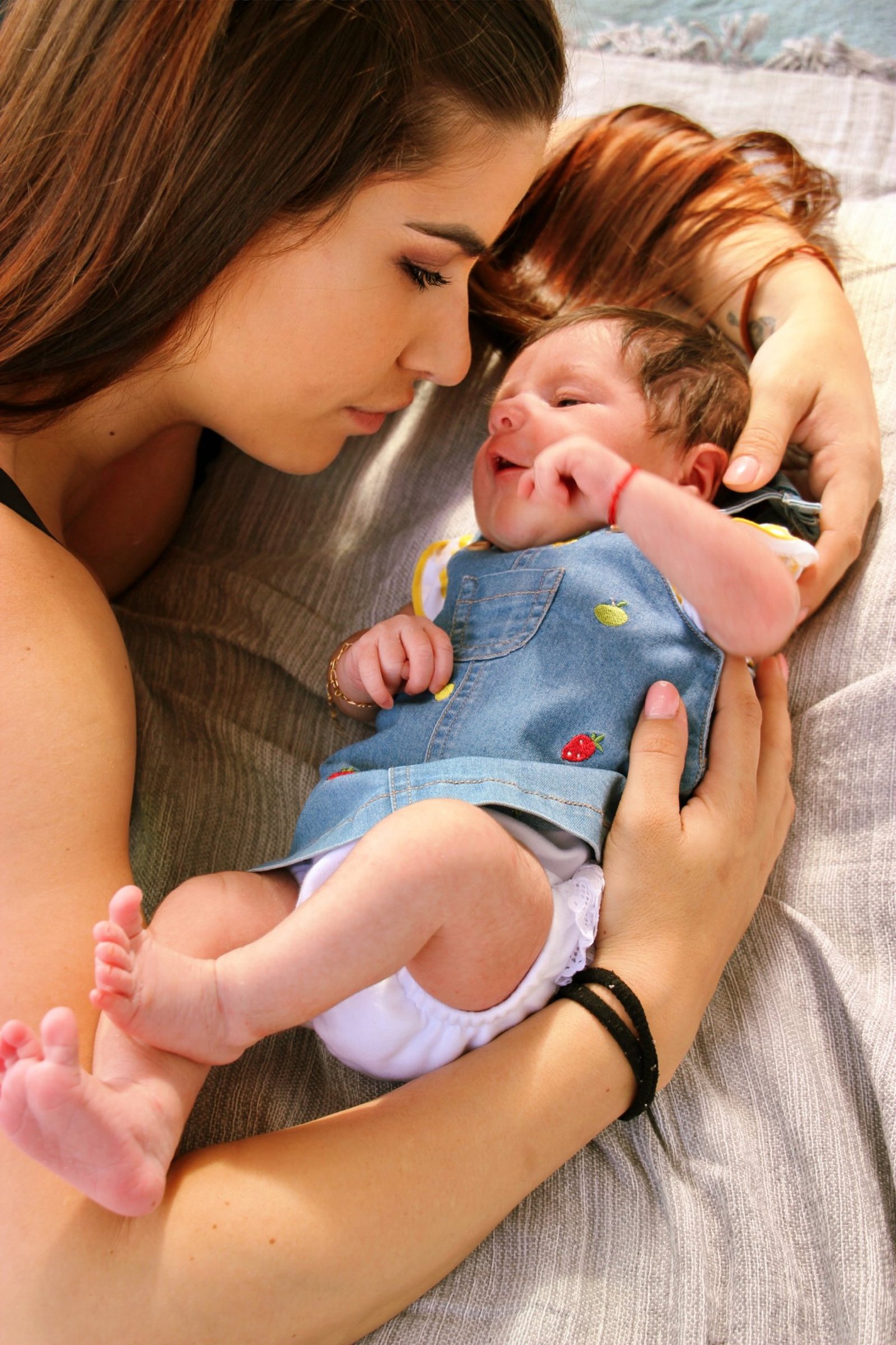 Madre abrazando a su bebé recién nacido